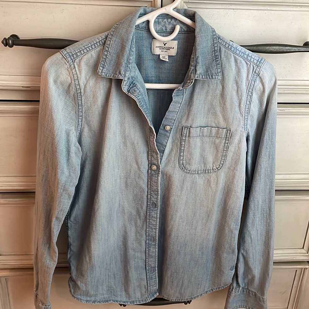 American Eagle denounced button down